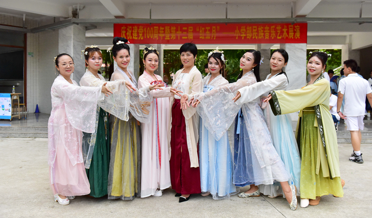 35.民族音乐艺术表演.JPG