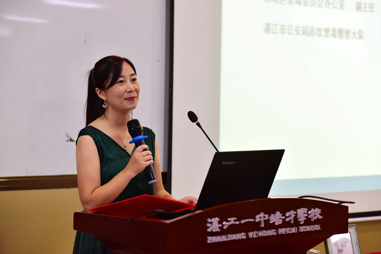 1.韦明珠老师主持开场讲话.JPG