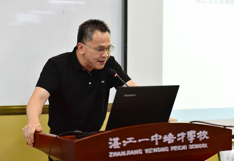 2.胡龙华副校长代表校方发言.JPG