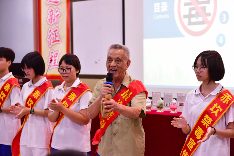 4.田欣民同志表演禁毒快板.JPG