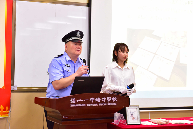 6.黄日盈副大队长为同学们讲解毒品犯罪知识.JPG