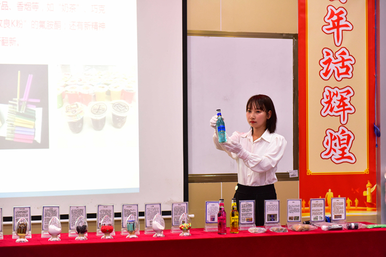 7.宣讲师为同学们展示毒品样品.JPG