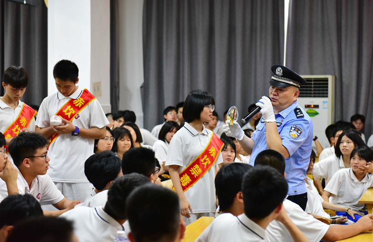 8.黄日盈副大队长带领志愿者零距离为同学们展示讲解毒品样品.JPG