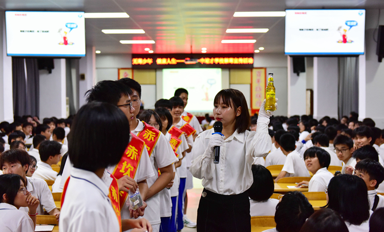9.梁嘉敏同志带领志愿者零距离为同学们展示讲解毒品样品.JPG