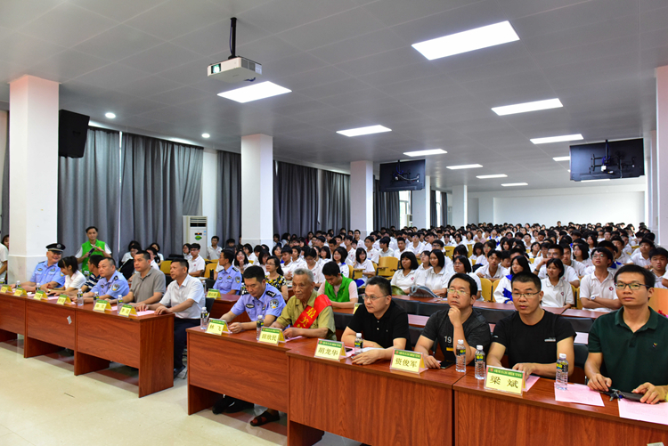 11、与会领导与学生认真参加活动.JPG