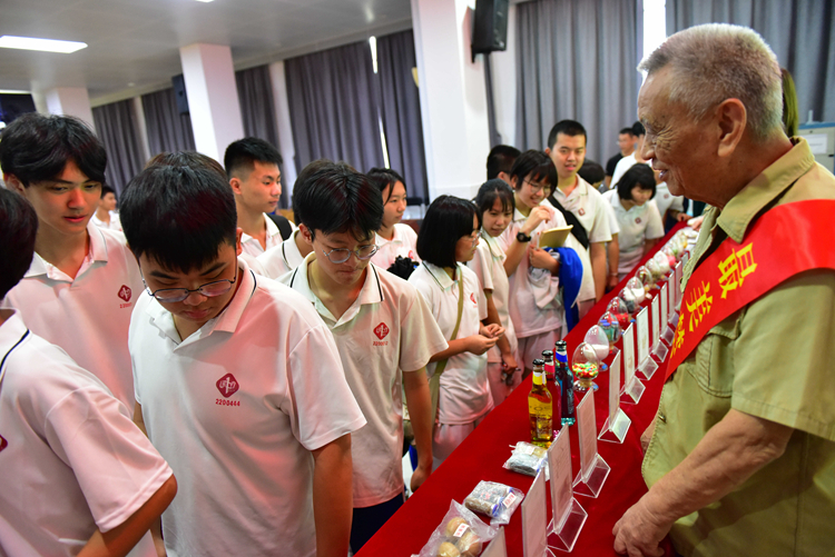 13.学生零距离观看毒品样品.JPG