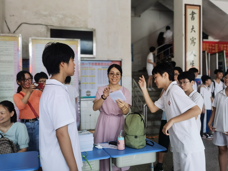 肢体演绎体现默契一.jpg