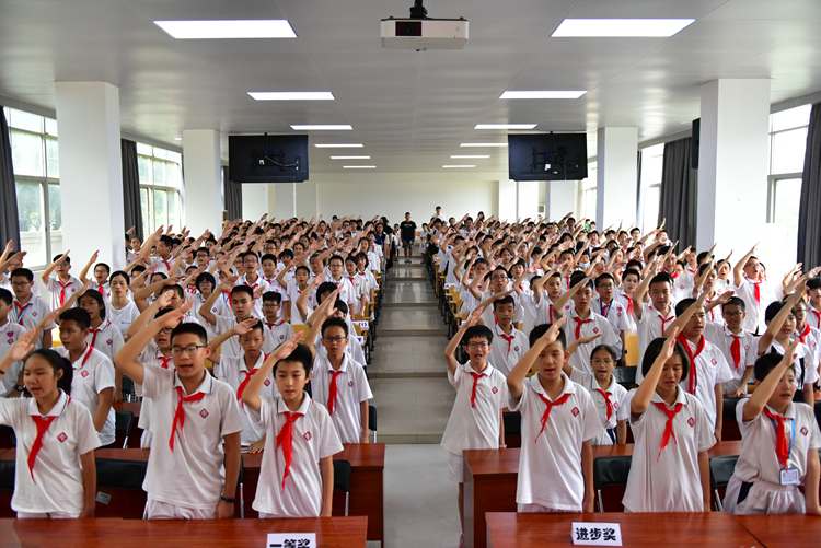 图1 小学部全体师生齐唱国歌.jpg