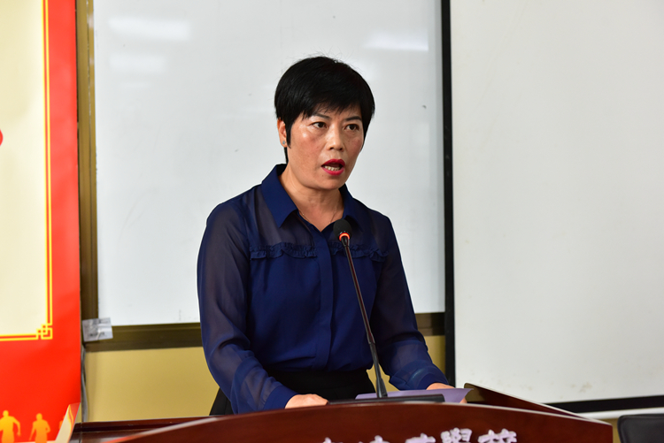 图3 关彩英副校长宣读表彰名单.jpg