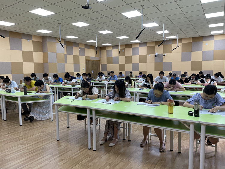 4物理、政治科比赛现场.jpg