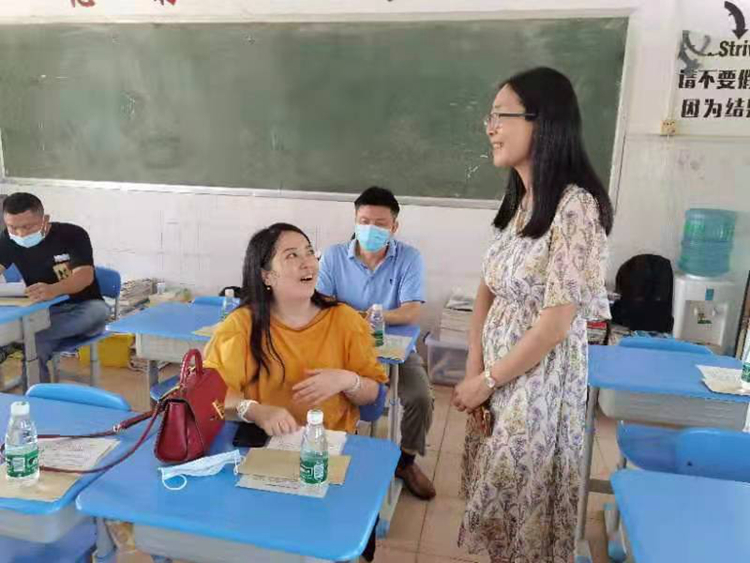 12、科任老师和家长交流.jpg