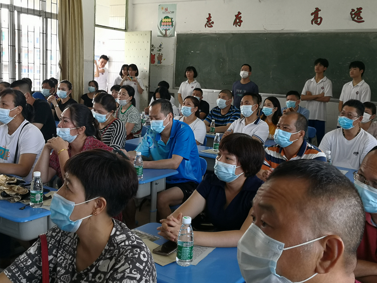 22、细心听会的家长们.jpg
