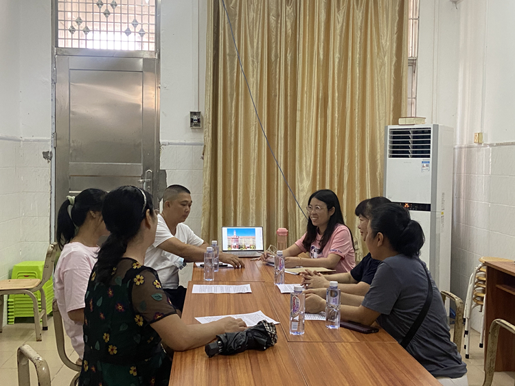 27、其乐融融的家长委会会议.jpg