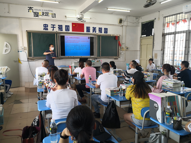 29、资俊军主任到班级发言.jpg