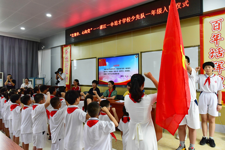 图片6 大队辅导员杨柳菲老师带领新队员宣誓.JPG