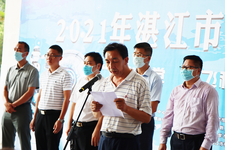 02湛江一中培才学校副校长沈建海致欢迎词.jpg
