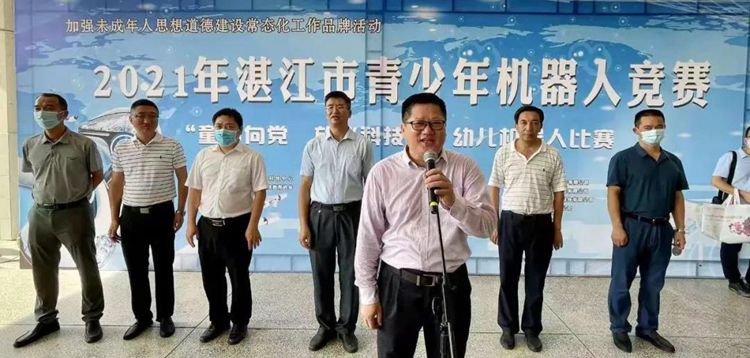 07市教育局副局长冯燕锋宣布比赛开幕.jpg