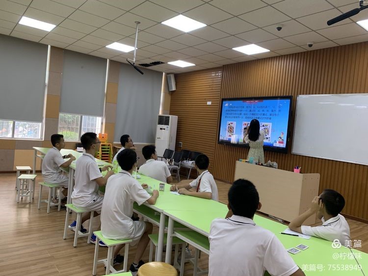 现场火爆但井然有序，学生们都认真听解比赛规则及注意事项.jpg