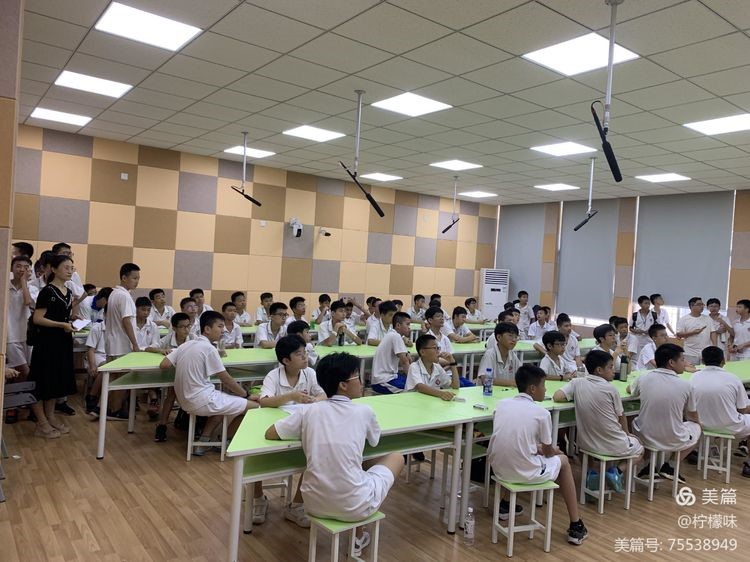 比赛现场，学生们认真挑战。.jpg