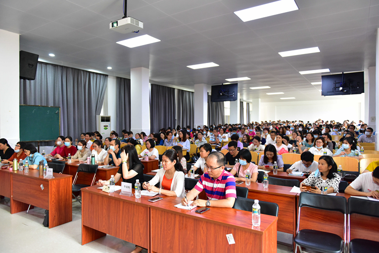 ①全市初中生物教师400多人参加研讨会.jpg