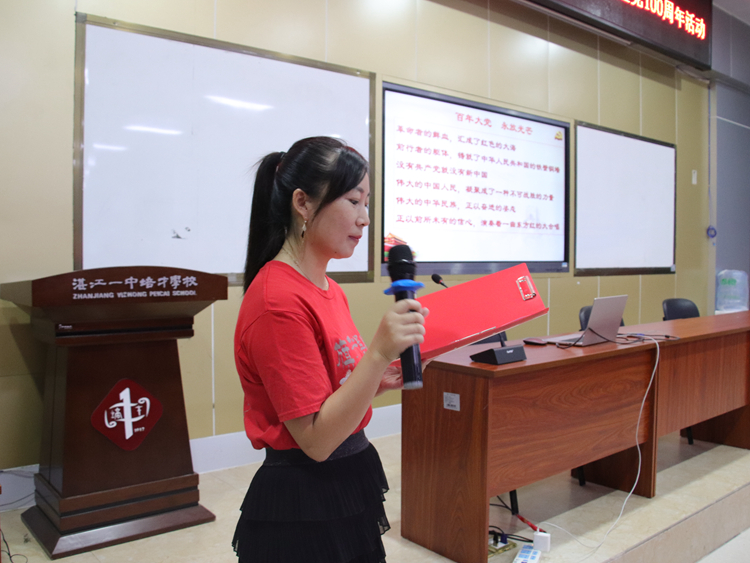 4、韦明珠老师带领师生朗诵.JPG