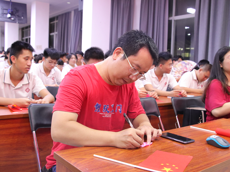 9、资主任为党送祝福.JPG