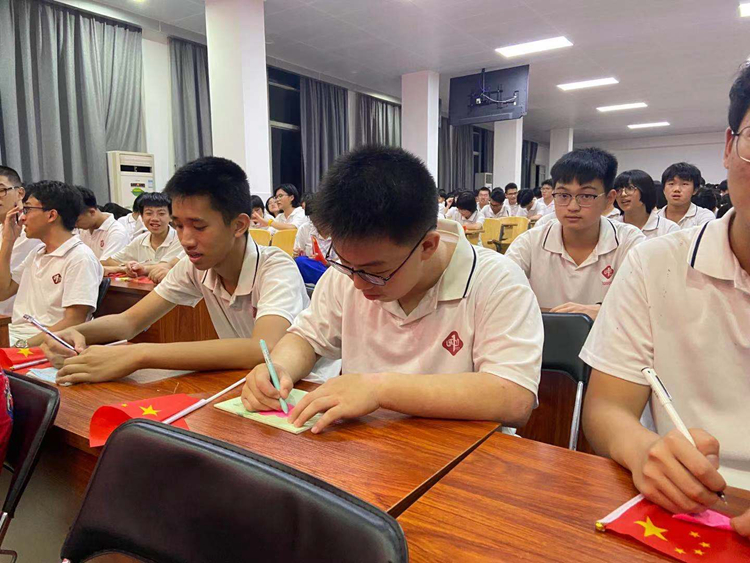 11、学生为党送祝福.jpg