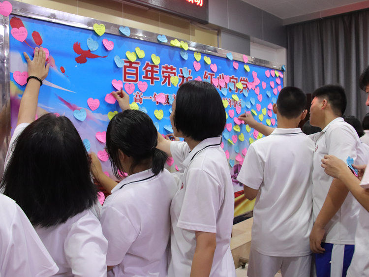 12、学生为党送祝福.JPG