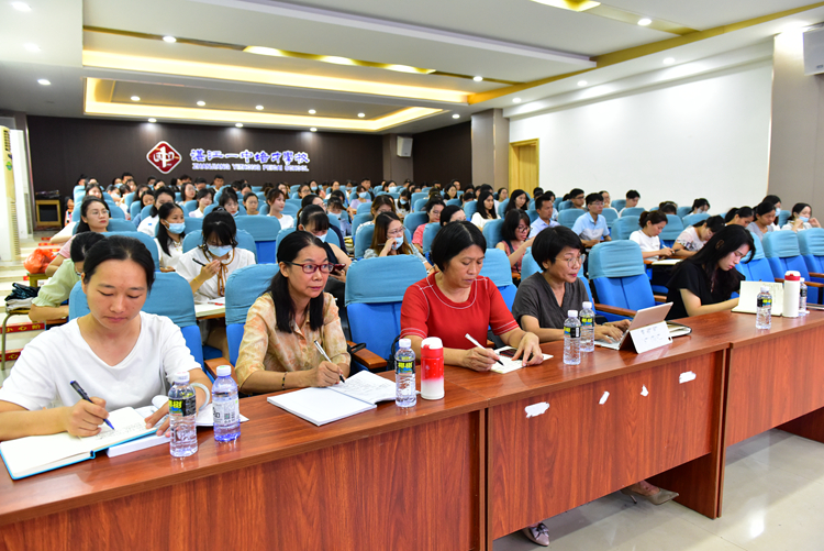 11参训老师认真学习.jpg