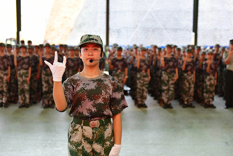 2.全体学员表演手语舞《党旗颂》.JPG