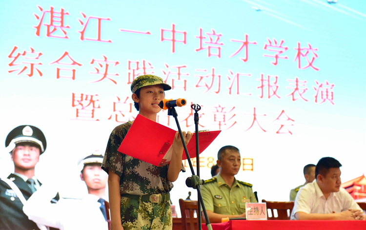 7.学生代表初一（3）班李婧恒同学发言.JPG