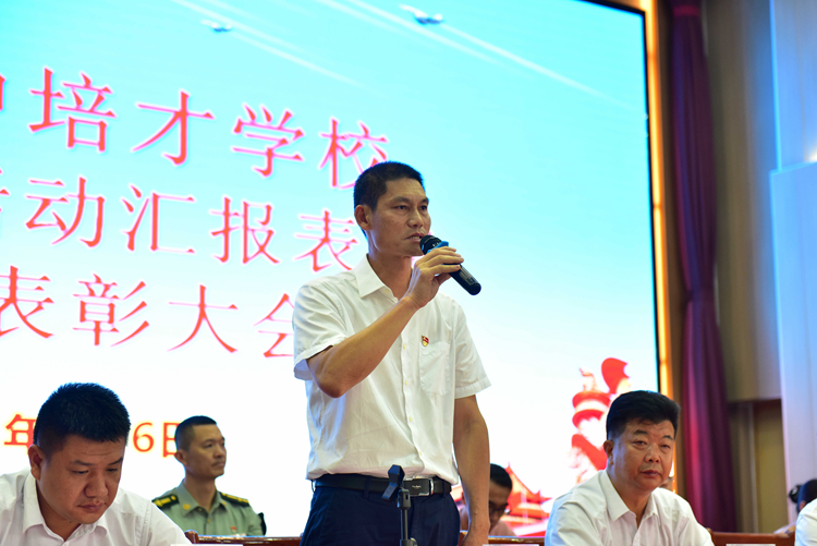 9.德育基地肖卫东副校长.JPG
