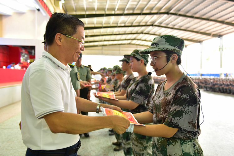 10.郑校长和苏校长为获得“先进排”的班级颁奖.JPG