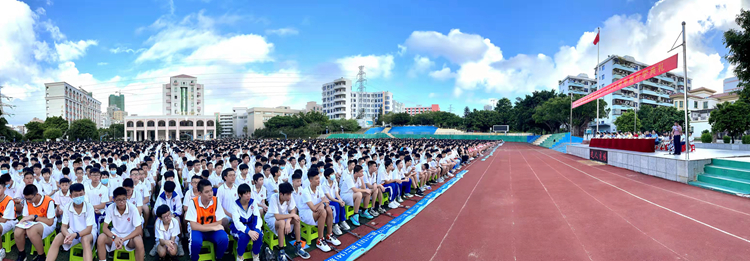 05小学部和初中部全体师生认真聆听.jpg