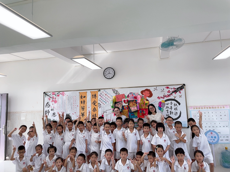 图片5 老师与孩子们温馨合影.JPG