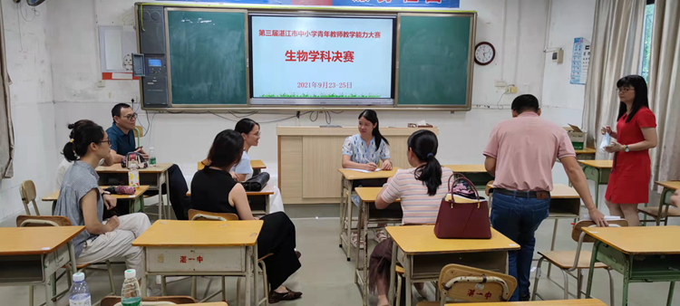 04+赛后评委对日风老师的说课进行点评.jpg