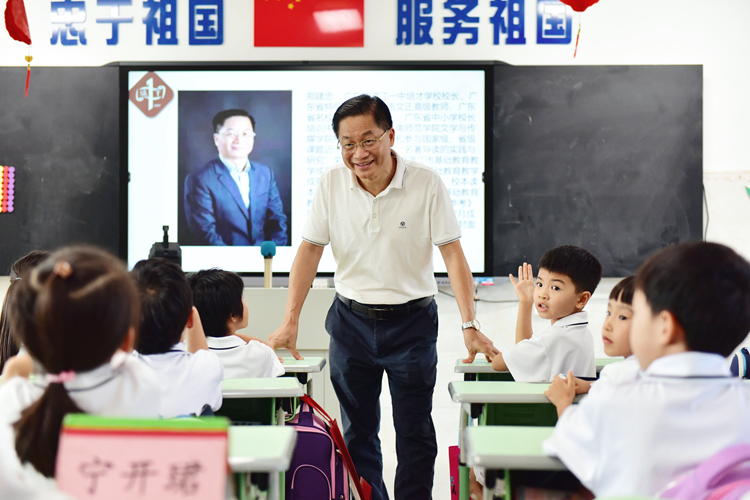 图片3课堂学生举手.jpg