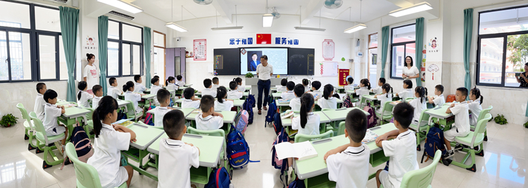 图片9课堂坐姿端正.jpg