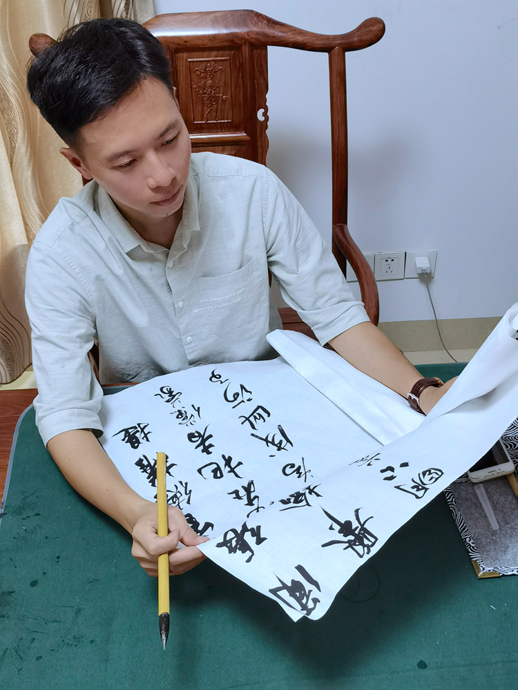 图5：何伟军老师在家练字.jpg