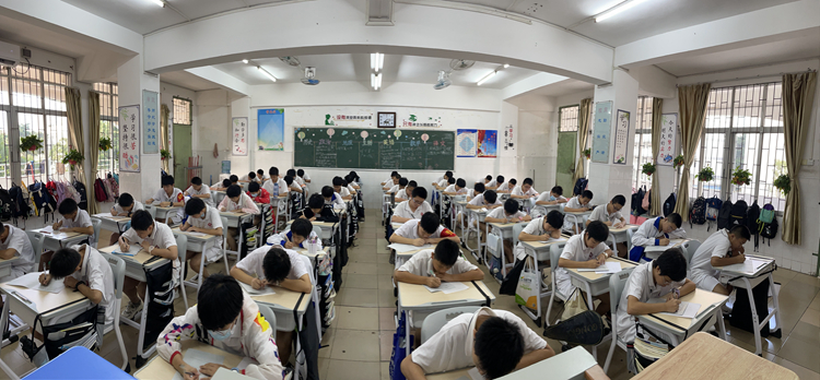 2分赛场上学生们认真答题.jpg