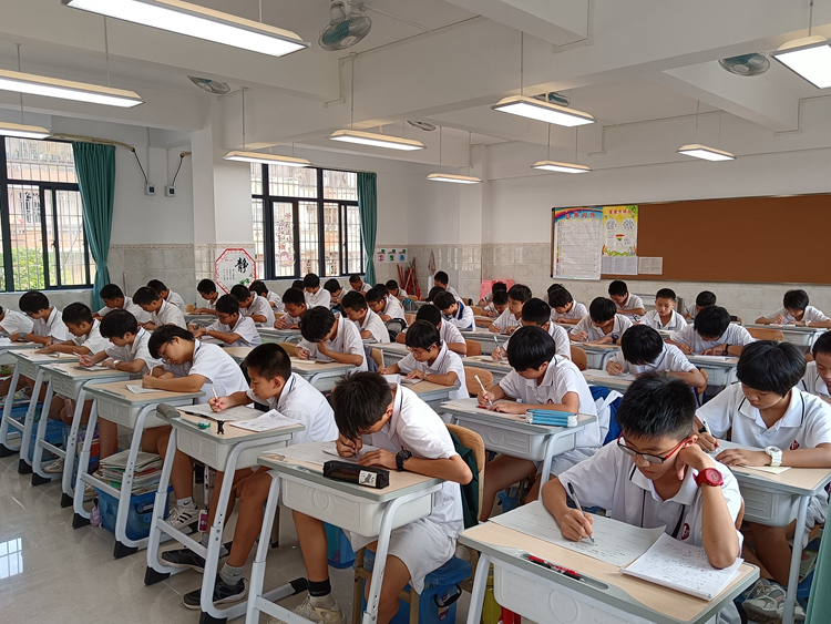 4学生专注的样子.jpg