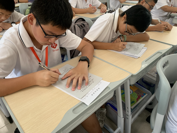 6流畅地书写，整洁的卷面，展示着数学能手的风采.jpg