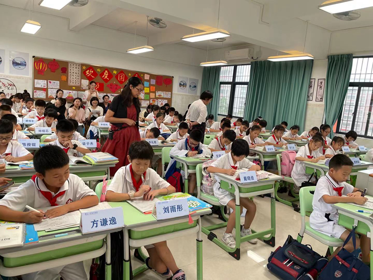 图片2 认真思考的学生们.jpg