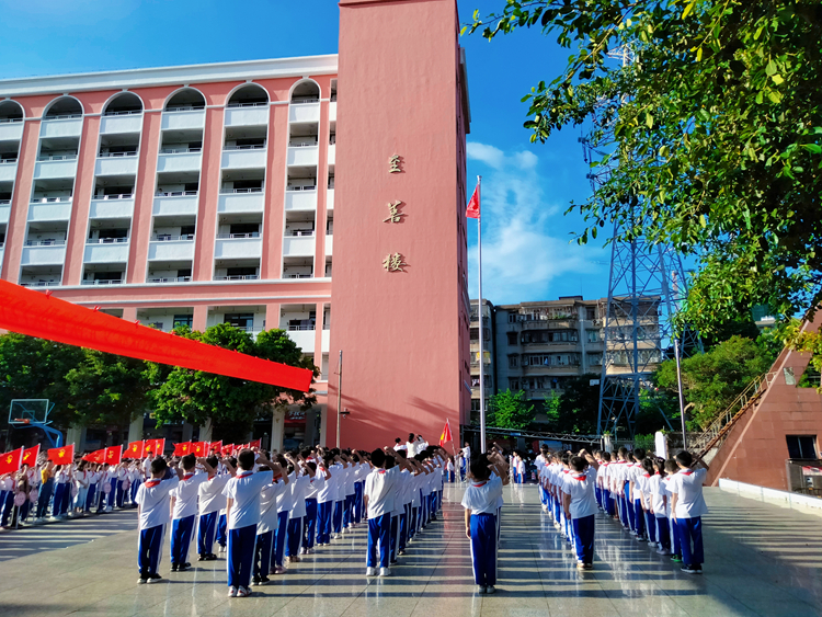 图4：全体队员重温入队誓词.JPG