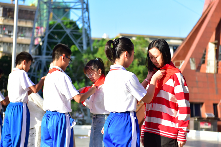 图6：优秀队员代表为中队辅导员佩戴红领巾.JPG