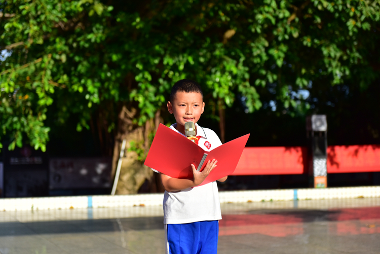 图8：新队员代表二（2）班邵浩源同学发言.JPG