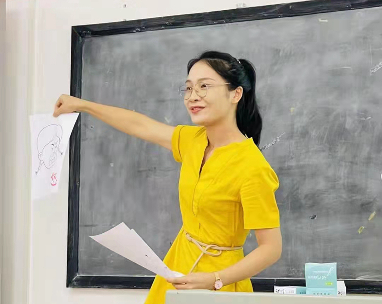 17.小学美术吴田秀老师比赛现场.jpg