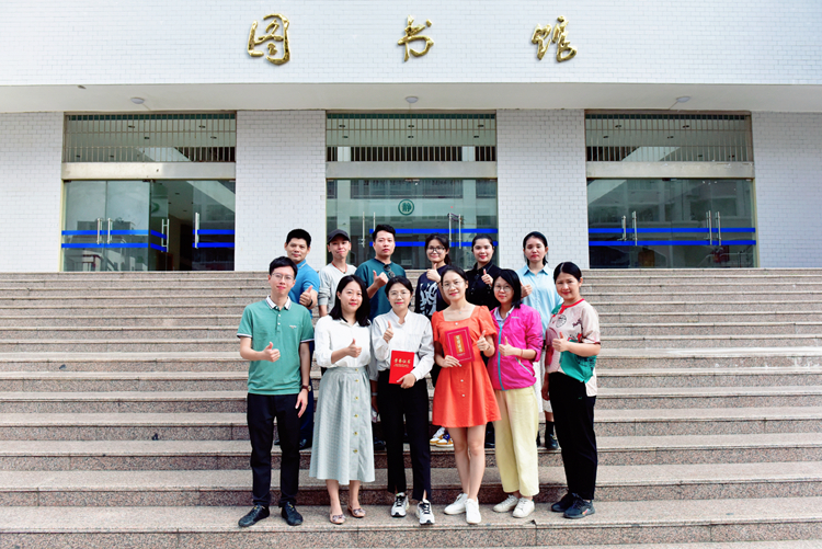 18.美术老师比赛团队合照.jpg
