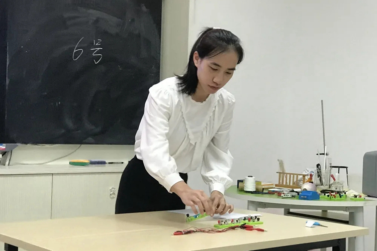 35.小学科学洪淑贤老师比赛现场.jpg