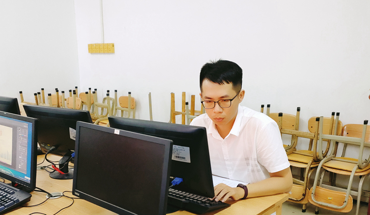 13.初中余俊辉老师基本功测试照片.jpg
